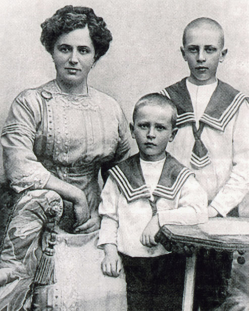 В. С. Лихачева с сыновьями Димой и Мишей, 1911 г.